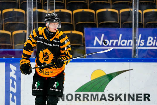 Skellefteås Linus Lindström före ishockeymatchen i SHL