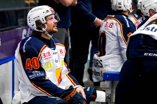 Djurgårdens Jacob Josefson kliver av isen