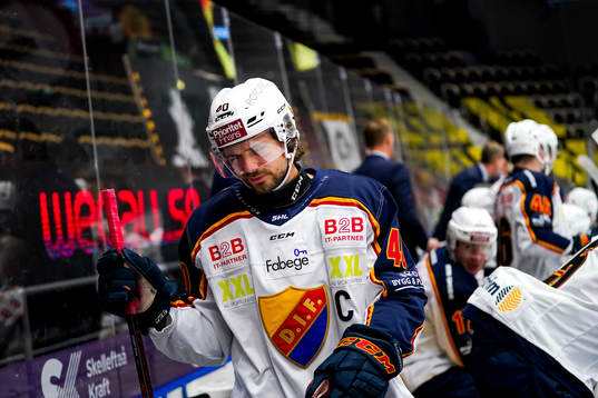 Djurgårdens Jacob Josefson kliver av isen