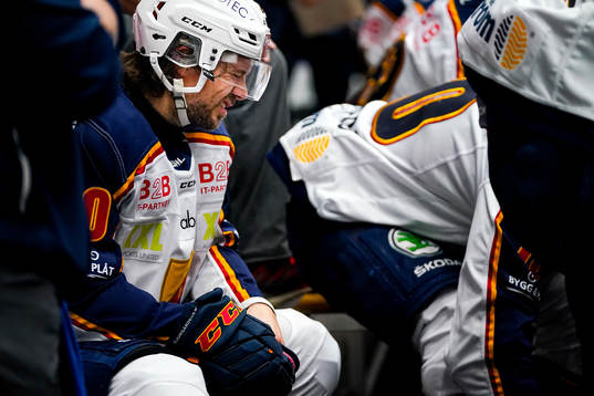 Djurgårdens Jacob Josefson kliver av isen