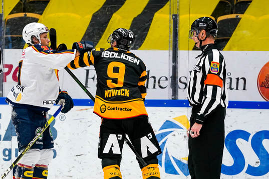 Djurgårdens Jesper Pettersson och Skellefteås Darren