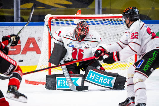 Luleås Juhani Tyrväinen skjuter 2-0 bakom Örebros
