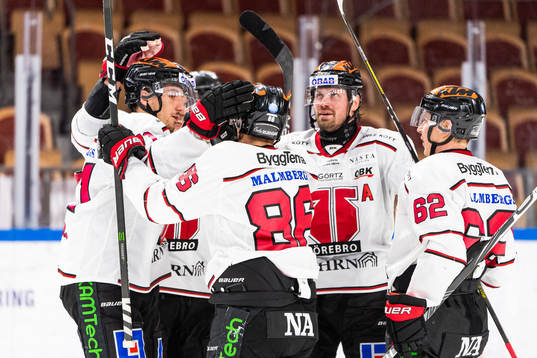 Örebros Borna Rendulic jublar med lagkamrater
