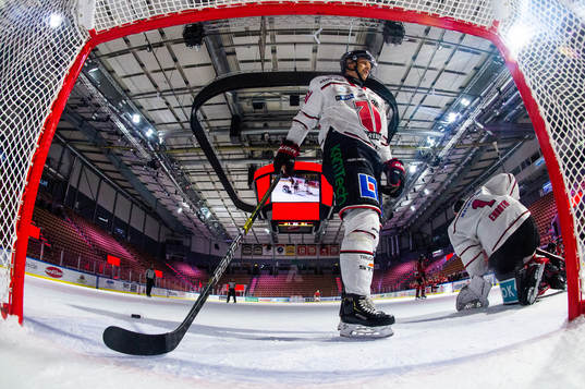 Örebros Kristian Näkyvä och målvakt Jhonas Enroth deppar