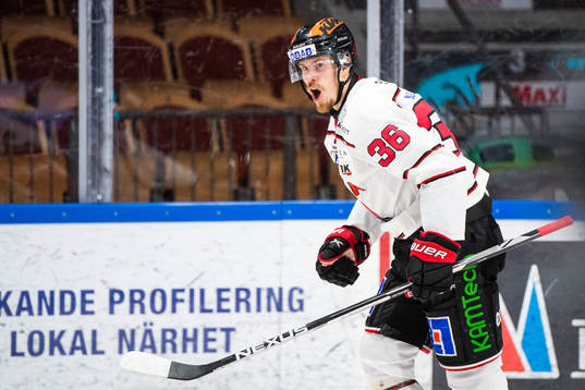 Örebros Emil Larsson jublar
