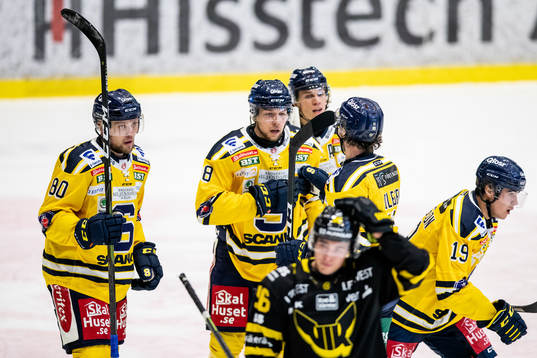 Södertäljes Ludwig Blomstrand (v) jublar med lagkamrater