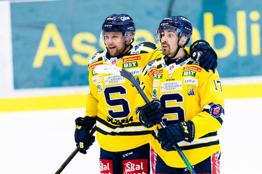 Södertäljes Evan Bouchard gör 1-2 och gratuleras av
