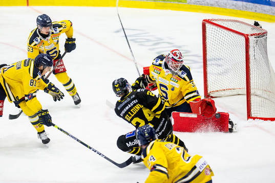 Södertäljes målvakt Filip Gustavsson räddar ett skott