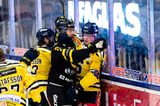 Bråk mellan Västerås Henrik Hetta och Södertäljes Axel