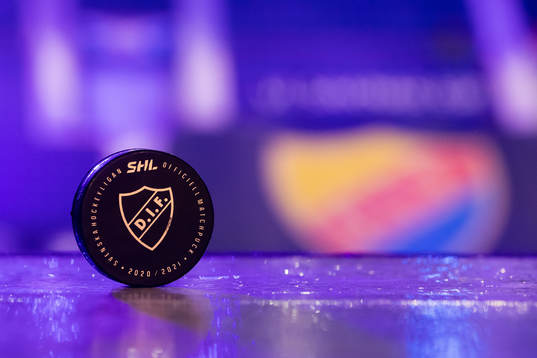 En puck med Djurgårdens emblem på innan ishockeymatchen i
