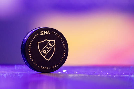 En puck med Djurgårdens emblem på innan ishockeymatchen i