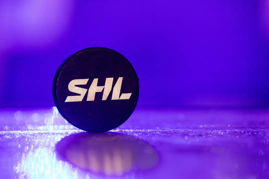 En puck med SHLs logotyp på innan ishockeymatchen i SHL