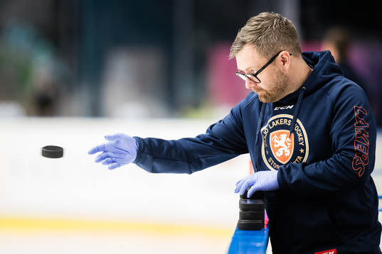 Växjös materialförvaltare Tobias Johsted kastar ut