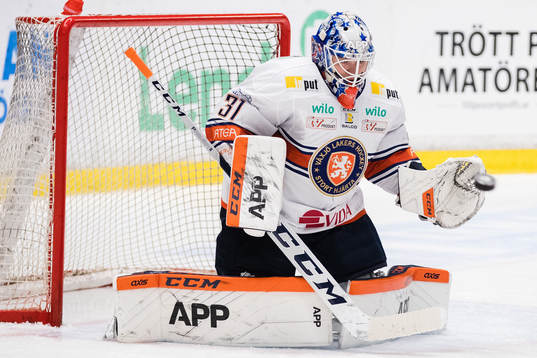 Växjös målvakt Erik Källgren vunder ishockeymatchen i