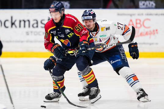 Djurgårdens Tobias Ekberg jagas av Växjös Martin Lundberg