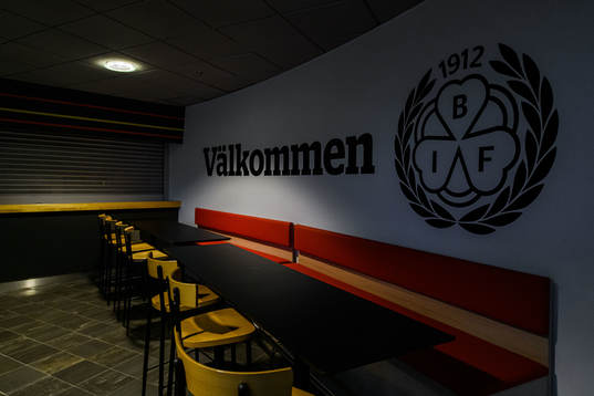 Tomma stolar och bord på en restaurang i Monitor ERP Arena