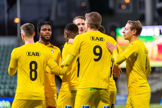 Halmstads Mikael Boman jublar med lagkamrater