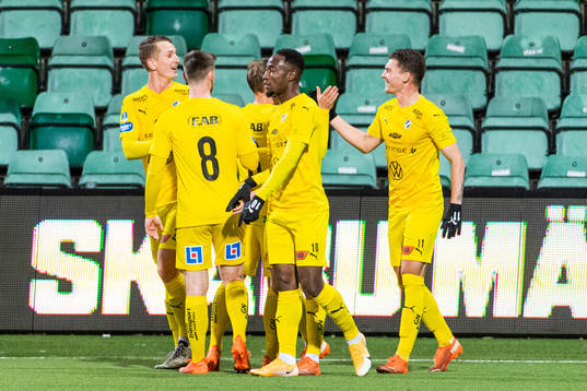Halmstads Samuel Kroon jublar med lagkamrater
