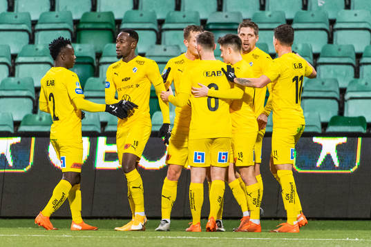 Halmstads Mikael Boman jublar med lagkamrater