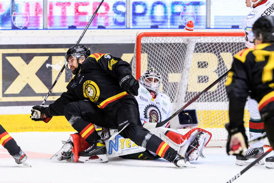 Brynäs Johan Alcén och Frölundas målvakt Johan Mattsson