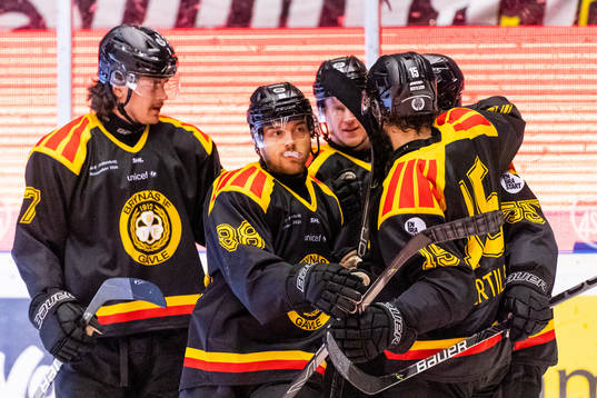 Brynäs Jaedon Descheneau jublar med lagkamrater