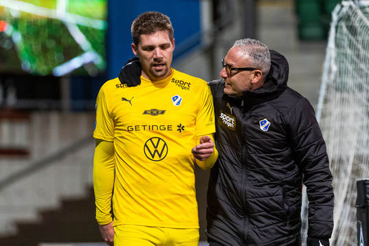 Halmstads Mikael Boman lämnar plan skadad