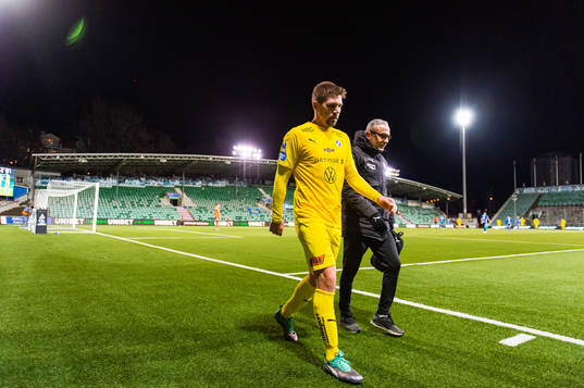 Halmstads Mikael Boman lämnar plan skadad