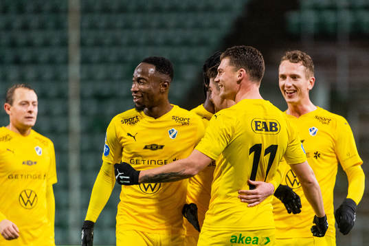 Halmstads Emil Tot Wikström jublar med lagkamrater