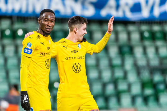 Halmstads Sadat Karim jublar med målskytten till 0-5 Emil