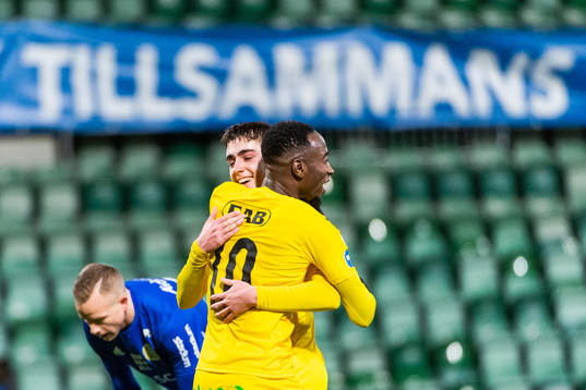 Halmstads Sadat Karim jublar med målskytten till 0-5 Emil