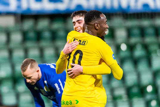 Halmstads Sadat Karim jublar med målskytten till 0-5 Emil