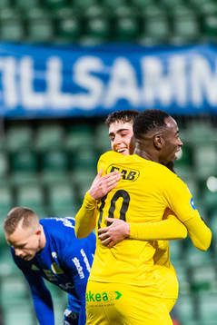 Halmstads Sadat Karim jublar med målskytten till 0-5 Emil
