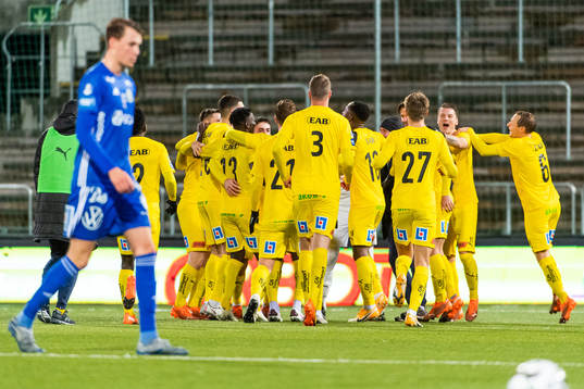 Halmstads spelare jublar på slutsignalen