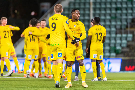 Halmstads Mikael Boman och Sadat Karim jublar