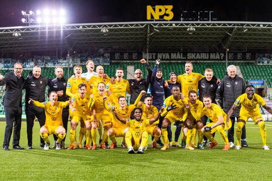 Halmstads spelare jublar och