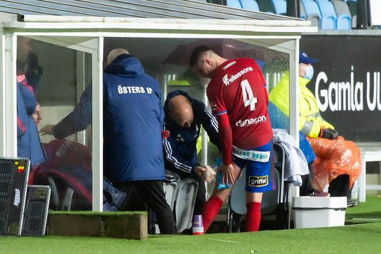 Östers Fredrik Lundgren får sitt lår lindat