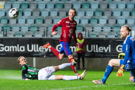 GAIS Fredrik Martinsson och målvakt Mathias Karlsson mot