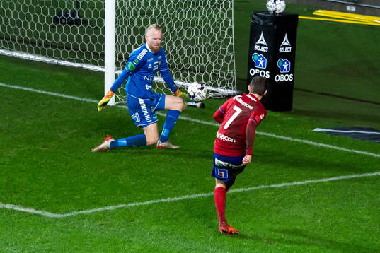 GAIS målvakt Mathias Karlsson räddar ett skott från