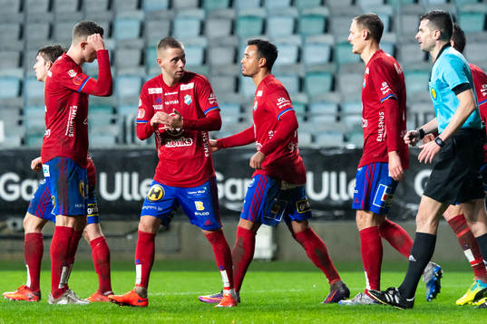 Östers Petar Petrovic tecknar åt domaren