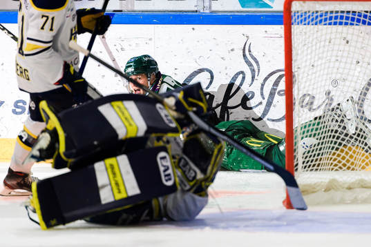 Färjestads Adam Ginning jublar