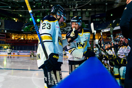 s Lias Andersson och Linus Sandin med luktsalt