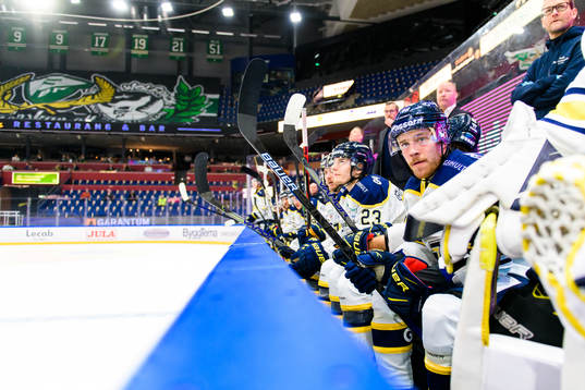 s Lias Andersson och Filip Sandberg deppar på bänken