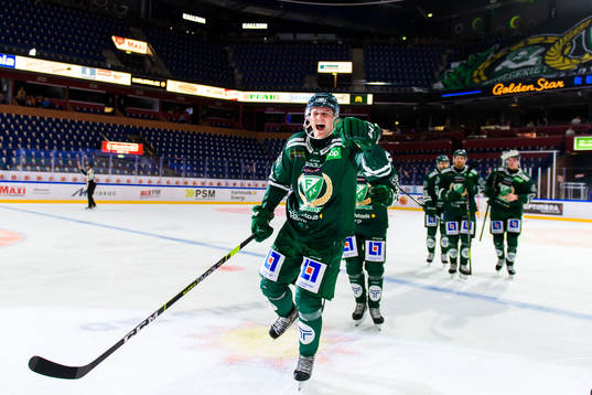 Färjestads Adam Ginning jublar