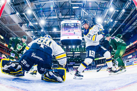 s målvakt Hugo Alnefelt, Eric Martinsson och Färjestads