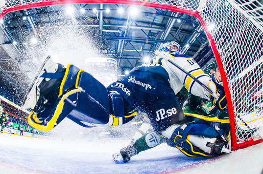 s målvakt Hugo Alnefelt släpper in pucken som Färjestads