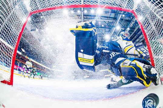 s målvakt Hugo Alnefelt släpper in pucken som Färjestads