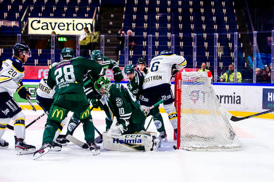 Rörigt framför Färjestads målvakt Henrik Haukeland med