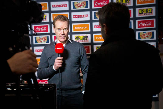 Örebros tränare Niklas Eriksson blir intervjuad av Cmore