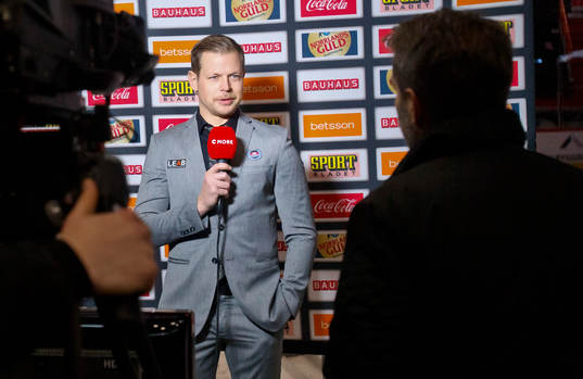Oskarshamns tränare Martin Filander blir intervjuad av