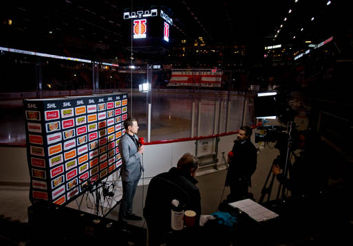 Oskarshamns tränare Martin Filander blir intervjuad av